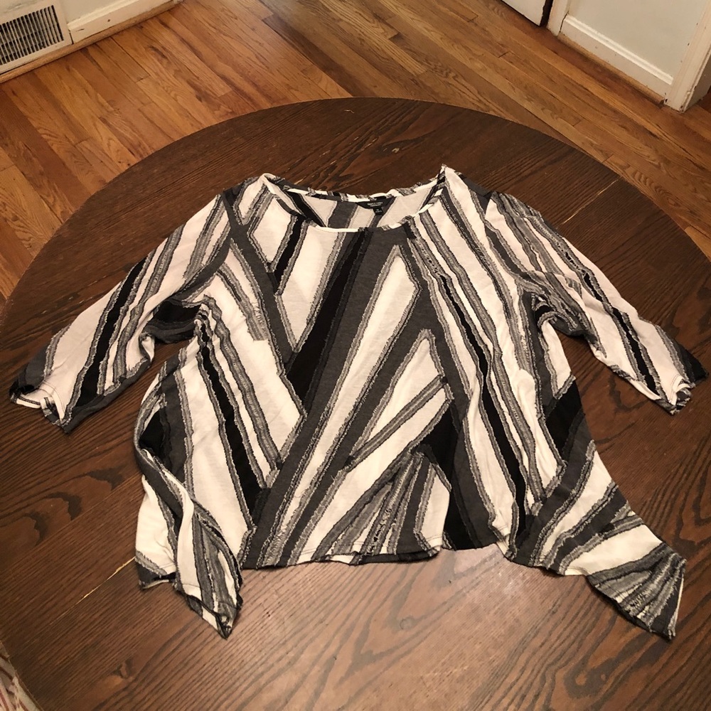 Simply Vera top with 3/4 sleeve and shark bite hem. Size 1x black & cream jersey